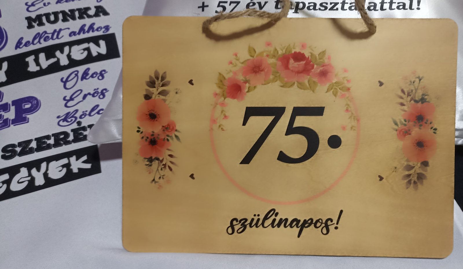 75. szülinapos virágos aranyszínű szülinapi tábla