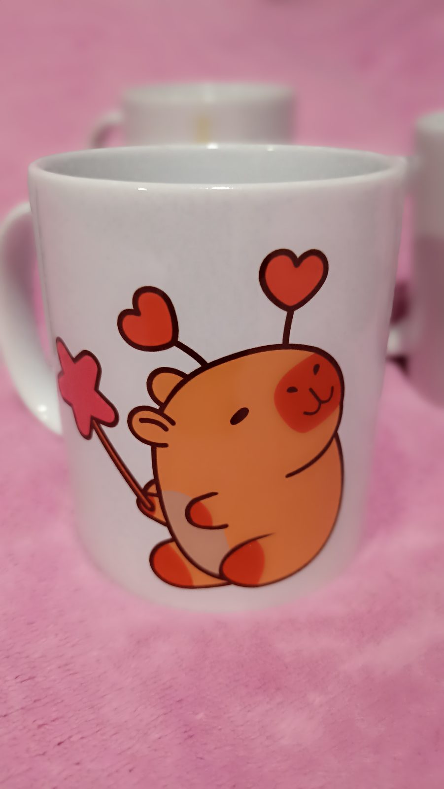 Capybara szíves bögre közelről