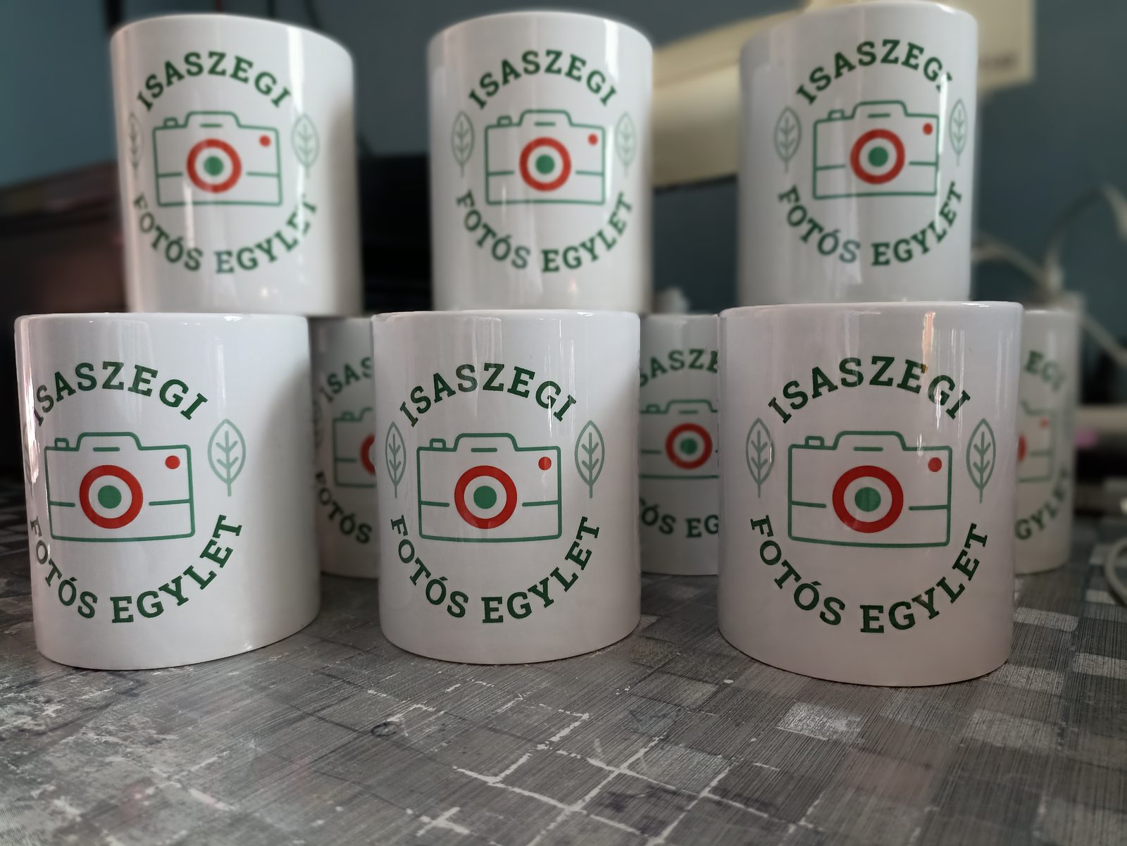 Isaszegi Fotós Egylet logós fehér bögrék sorozata