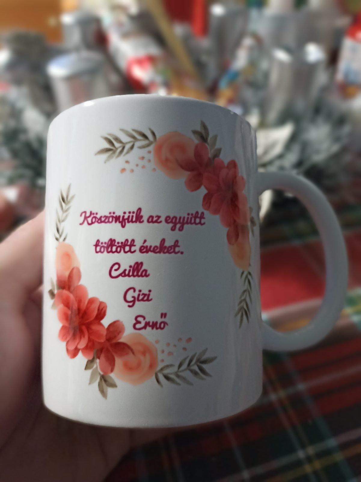Virágmintás köszönő bögre személyes névsorral