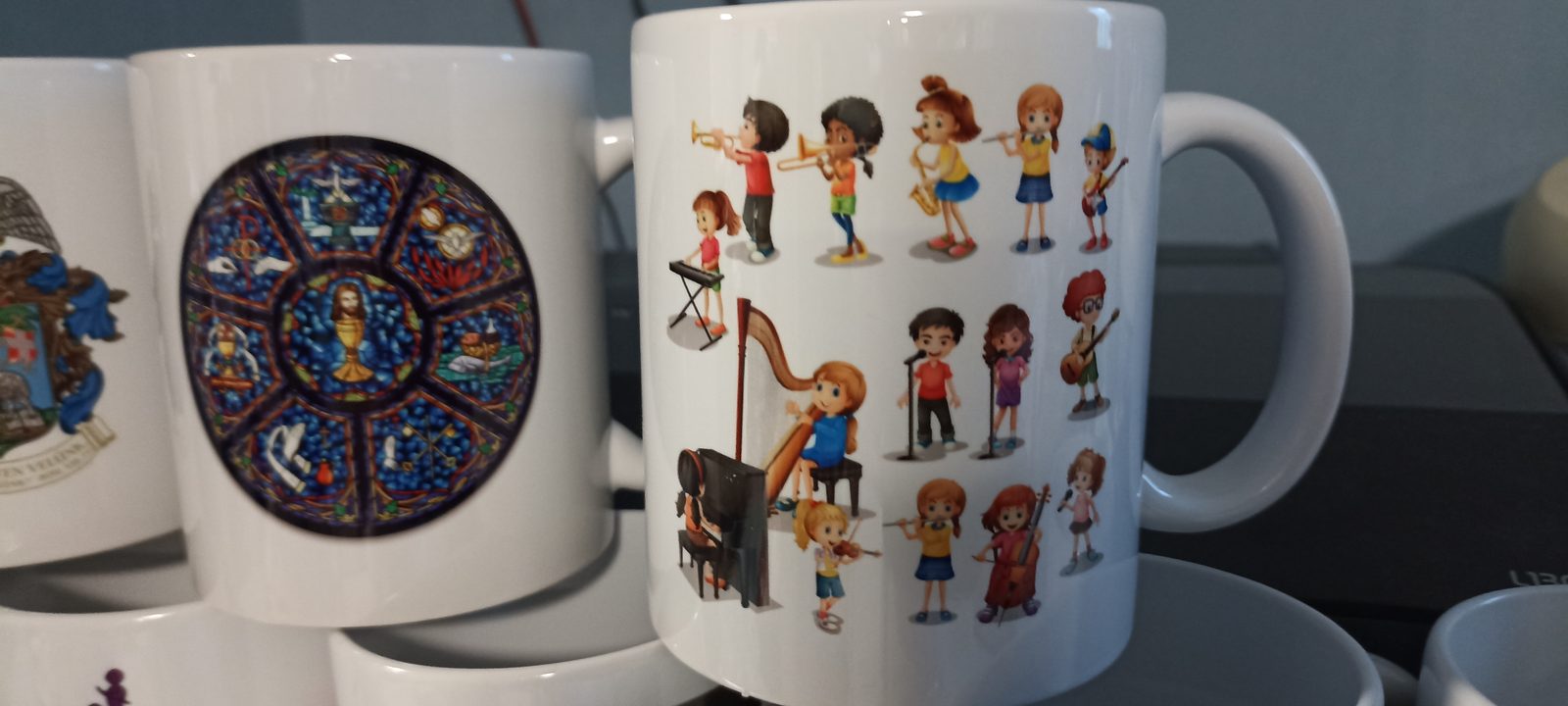 Zenész gyerekfigurás és egyházi ablak motívumos bögre