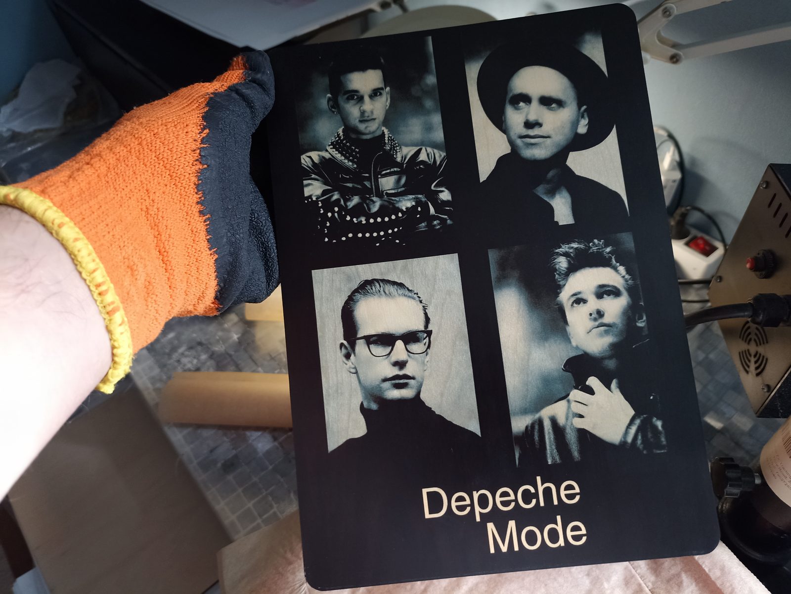 Depeche Mode tagok fekete fémtáblára nyomtatott kollázs