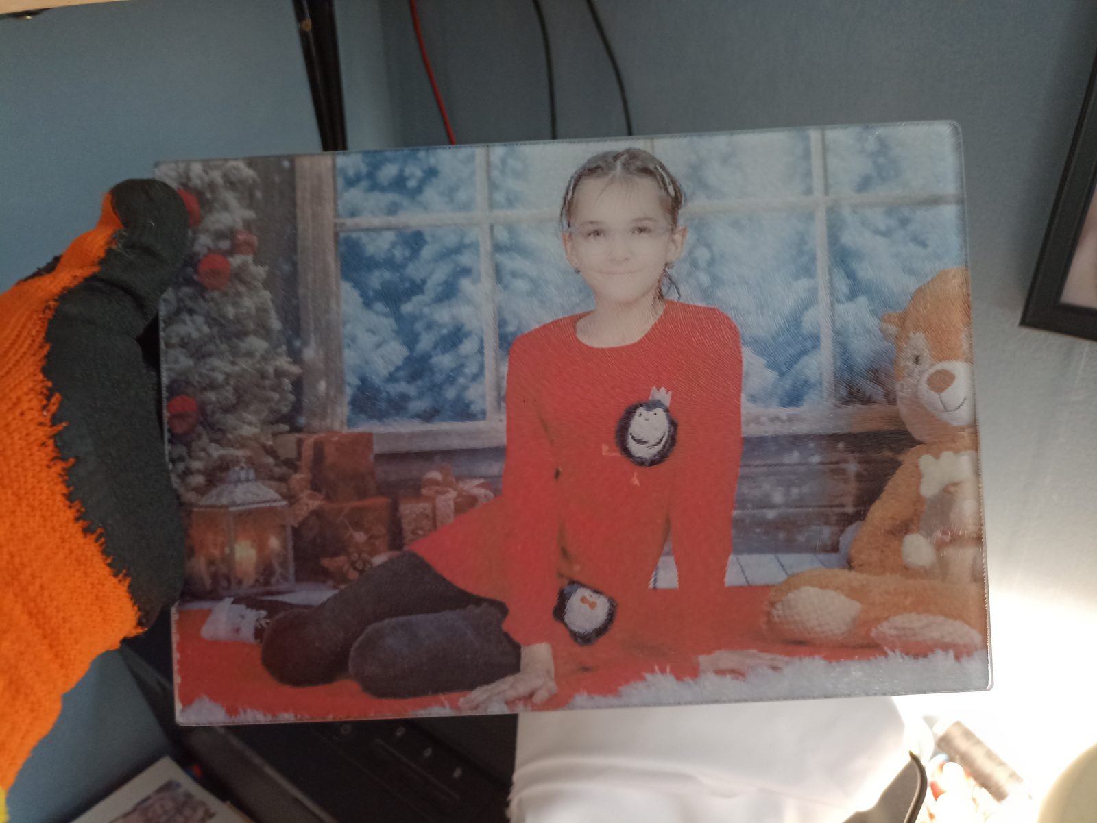 Karácsonyi jelenetes kislány-fotó nyomtatott üveg/akril képen