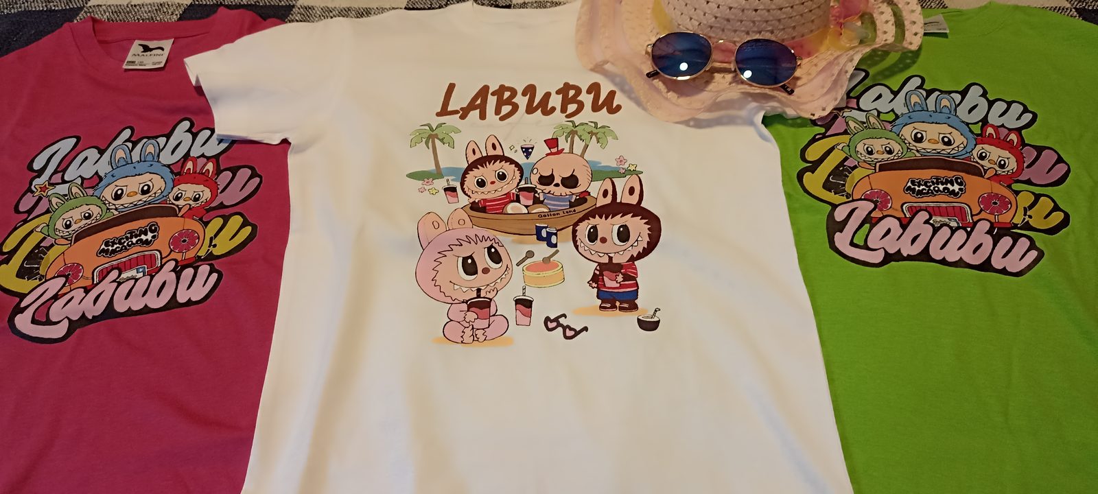 Labubu aranyos jelenetes póló fehér pink zöld