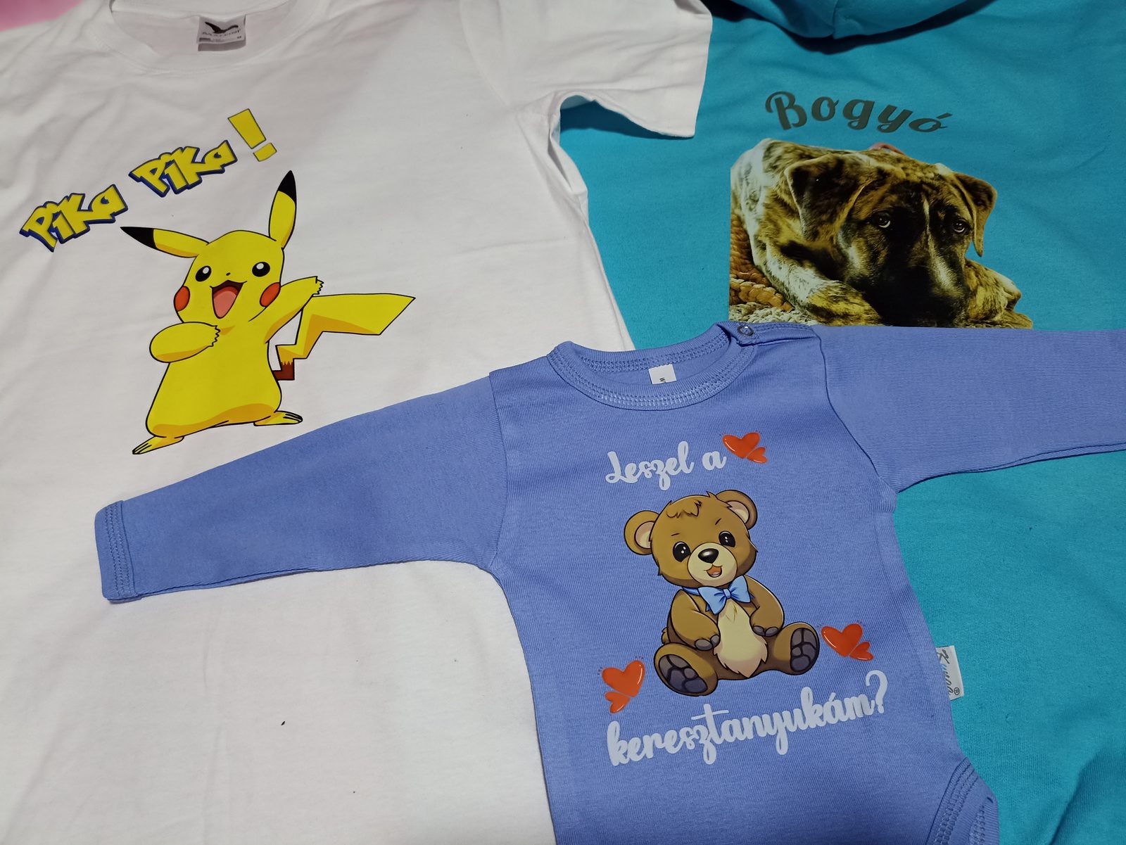 Pikachu póló, keresztanyuka body és kutyás póló együtt