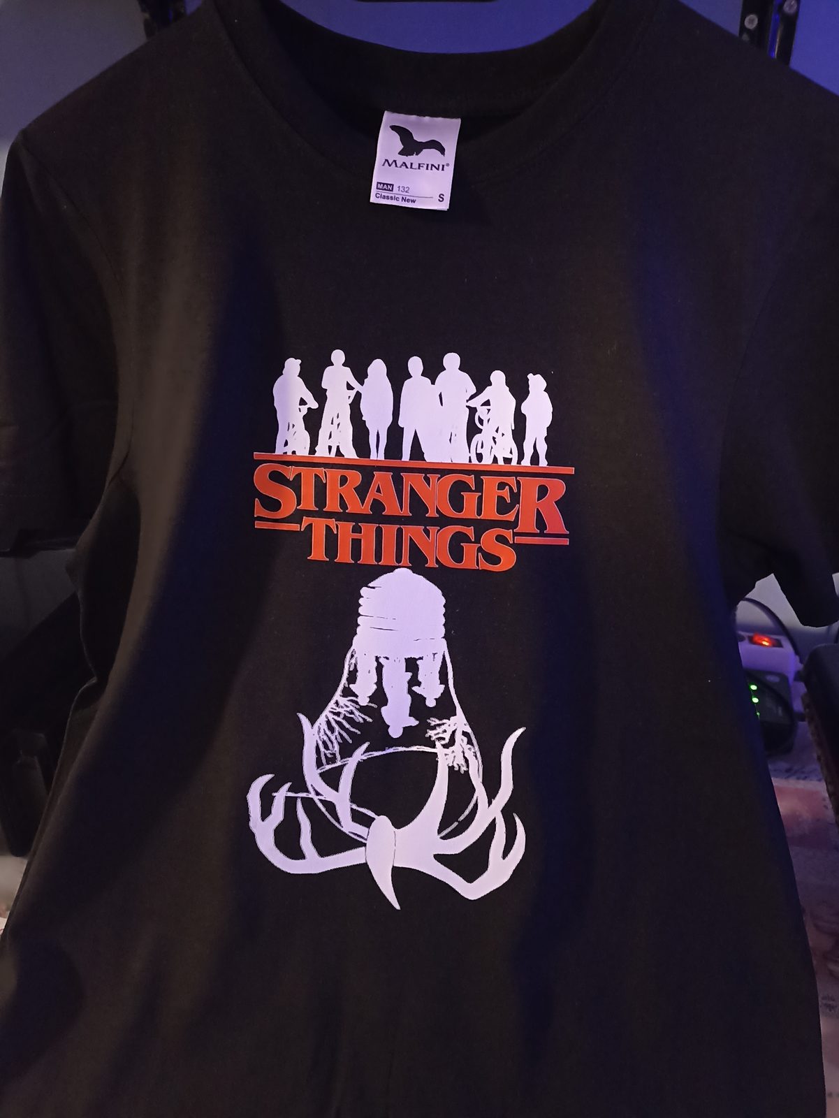 Stranger Things fekete póló szereplő sziluettekkel